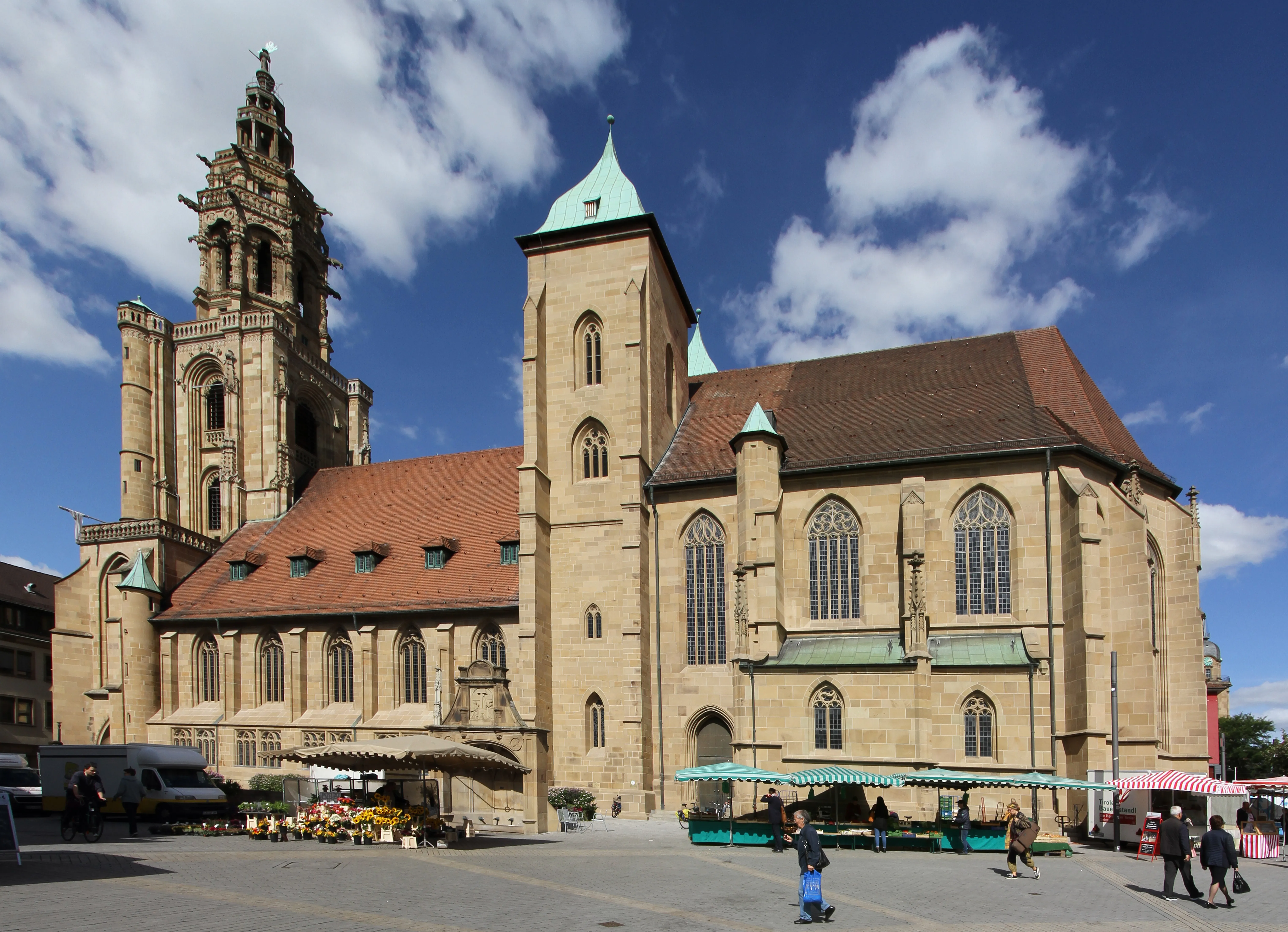 Kilianskirche am Heilbronner Marktplatz, davor die Stände des Wochenmarkts.